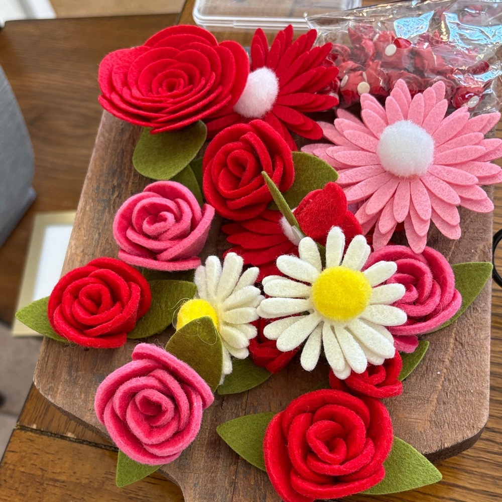 Colorful Felt Flower Set and pkg of Polystone rose pieces